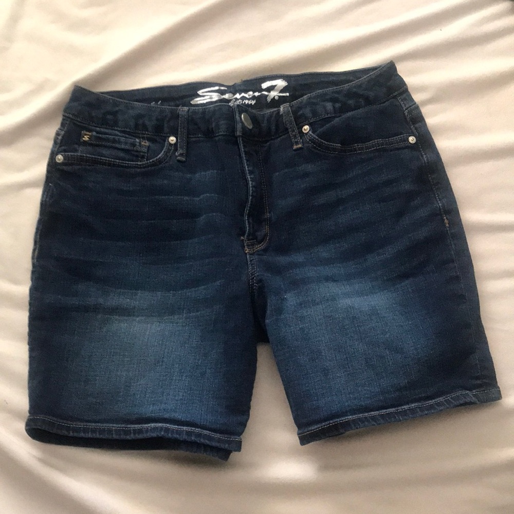 Seven7 weekend jean shorts size 10